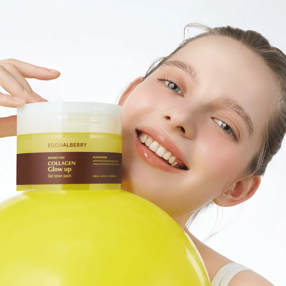 Modello sorridente che tiene in mano Bouncy Day Collagen Glow up Gel Toner Pads, che aiuta a dare un bagliore giovanile e compattezza con collagene a basso peso molecolare e glutatione.