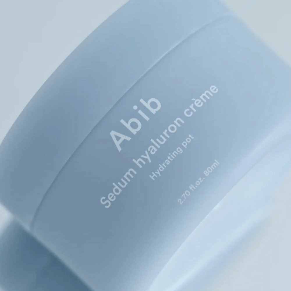 Primo piano di Abib Sedum Hyaluron Crème Hydrating Pot 80 ml in un barattolo azzurro chiaro con design minimalista su sfondo neutro.
