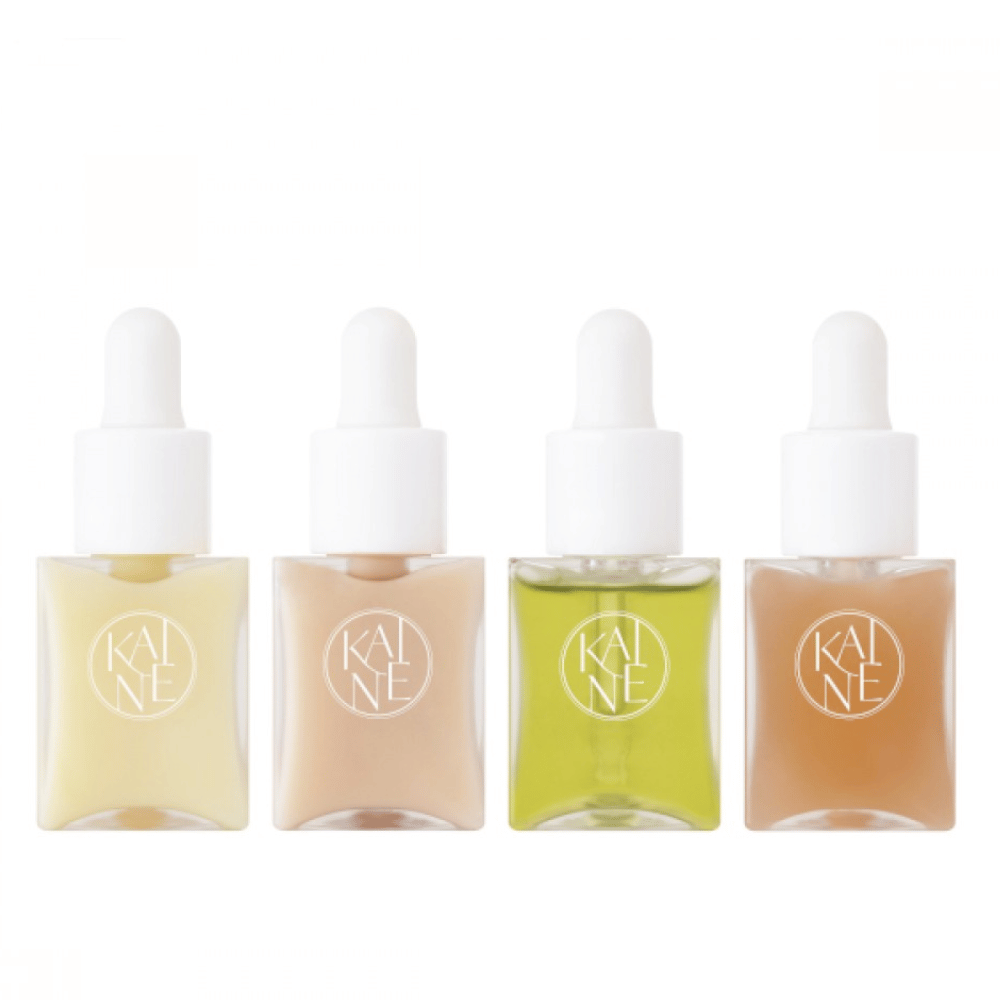 Quattro bottiglie di siero colorate di KAINÉ Serum Discovery Kit con tappo contagocce, progettate per soddisfare diverse esigenze della pelle in un packaging minimalista ed elegante.