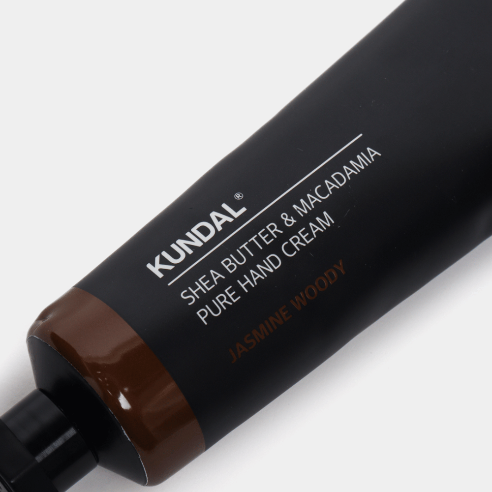 Primo piano di KUNDAL Shea Butter & Macadamia Pure Hand Cream Jasmine Woody che mostra il packaging elegante e la sensazione premium della crema mani.