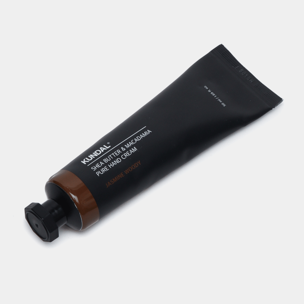 KUNDAL Shea Butter & Macadamia Pure Hand Cream Jasmine Woody – crema mani idratante con burro di karité e olio di macadamia per mani morbide e un profumo caldo e floreale.