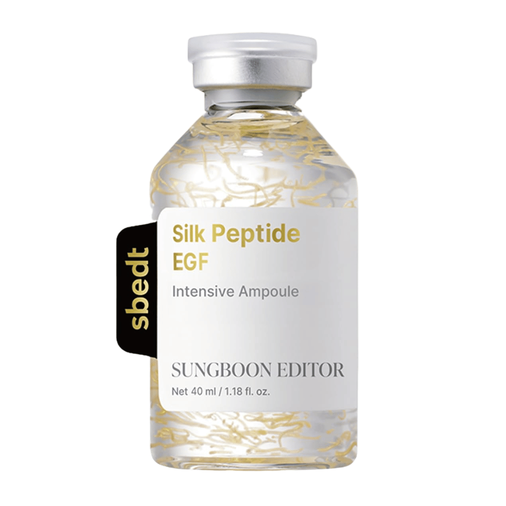 SUNGBOON EDITOR Silk Peptide EGF Intensive Ampoule è un siero concentrato con estratto di seta, EGF, peptidi e oro 24K che idrata la pelle e contribuisce a un aspetto più compatto, uniforme e luminoso.