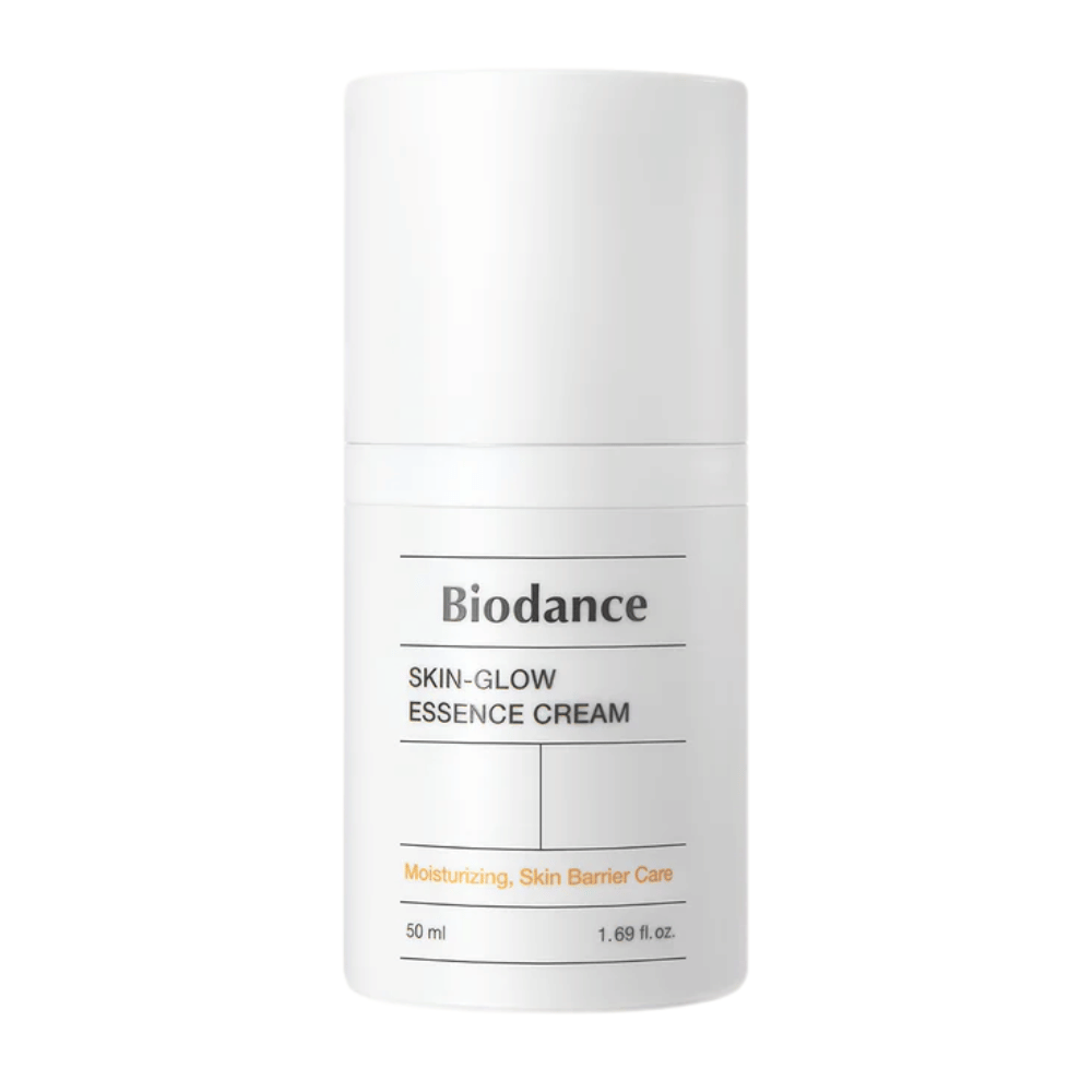 Immagine del prodotto di Biodance Skin-Glow Essence Cream in flacone bianco con pompa dal design minimalista. Il testo sulla confezione indica che la crema fornisce idratazione e rafforza la barriera cutanea. Volume: 50 ml.