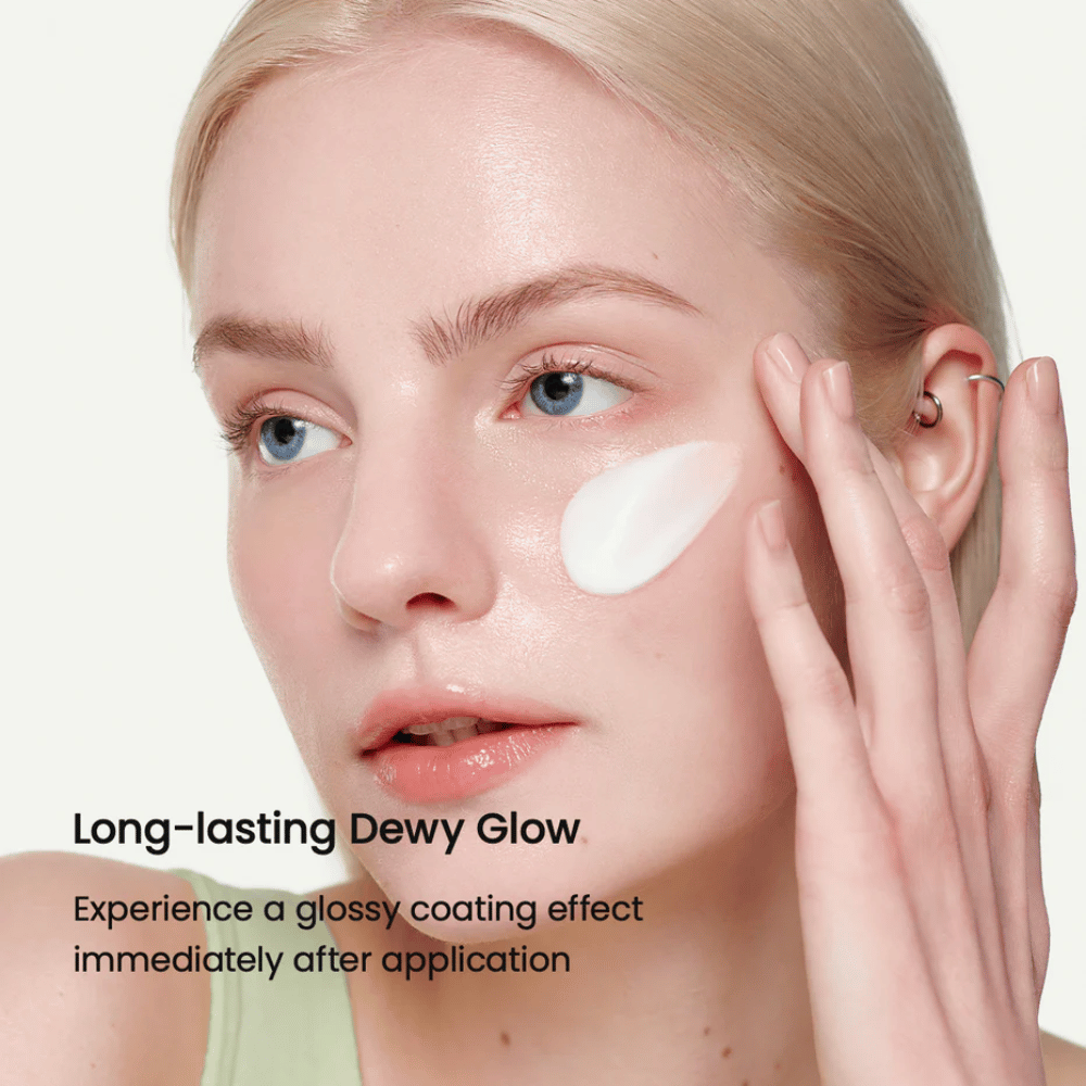 Primo piano di una donna con pelle chiara che applica Biodance Skin-Glow Essence Cream sulla guancia, conferendo un aspetto immediatamente lucido e idratato con una luminosità duratura.