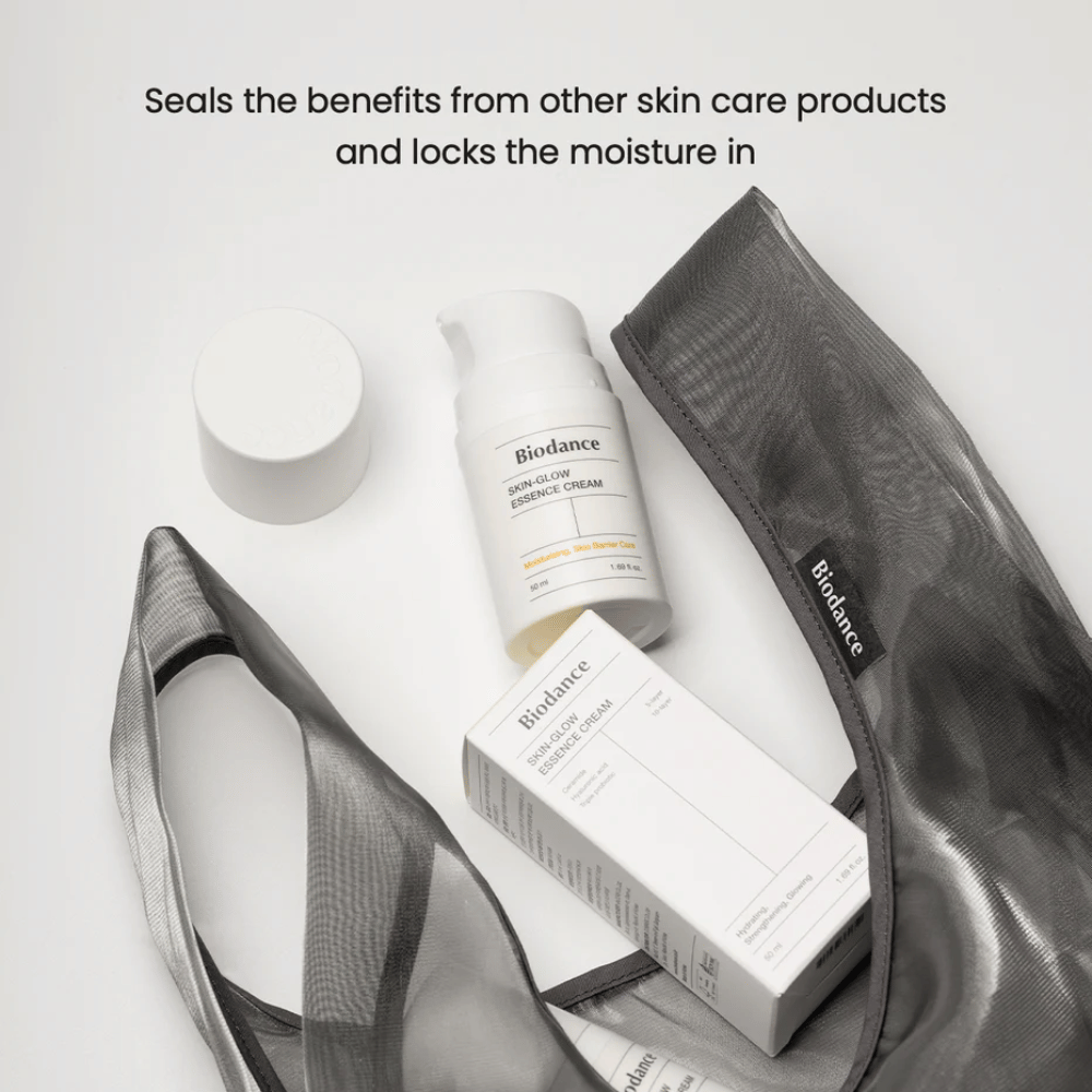 Biodance Skin-Glow Essence Cream in piedi in primo piano insieme alla confezione del prodotto e a una pochette trasparente nera, con testo sopra che enfatizza la capacità della crema di trattenere l'umidità e potenziare l'effetto di altri prodotti per la cura della pelle.