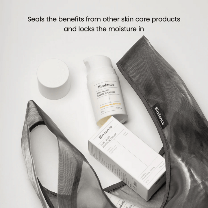 Biodance Skin-Glow Essence Cream stående i fokus tillsammans med produktförpackning och en svart genomskinlig necessär, med text ovanför som betonar krämens förmåga att kapsla in fukt och förstärka effekten av andra hudvårdsprodukter.