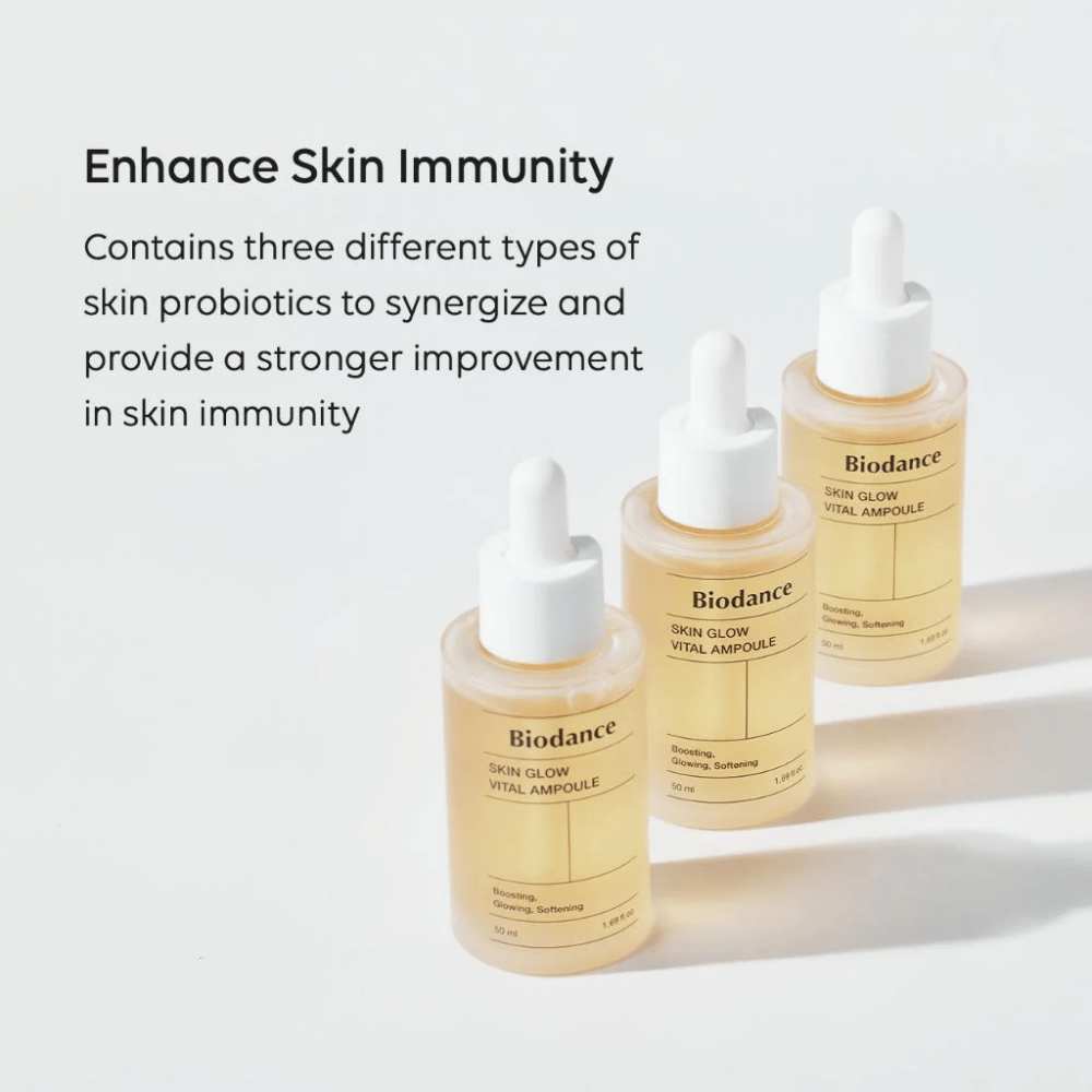 Tre bottiglie di Biodance Skin Glow Vital Ampoule sono mostrate con il testo 'Enhance Skin Immunity'. Il prodotto contiene tre diversi tipi di probiotici per la pelle che rafforzano l'immunità della pelle e migliorano la sua protezione.