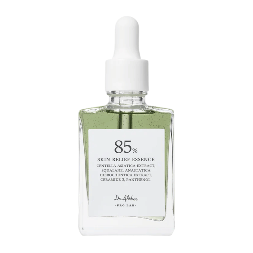 Dr. Althea 85% Skin Relief Essence in una bottiglia di vetro elegante con pipetta bianca. Contiene centella asiatica, ceramidi e pantenolo per calmare e ripristinare la pelle.