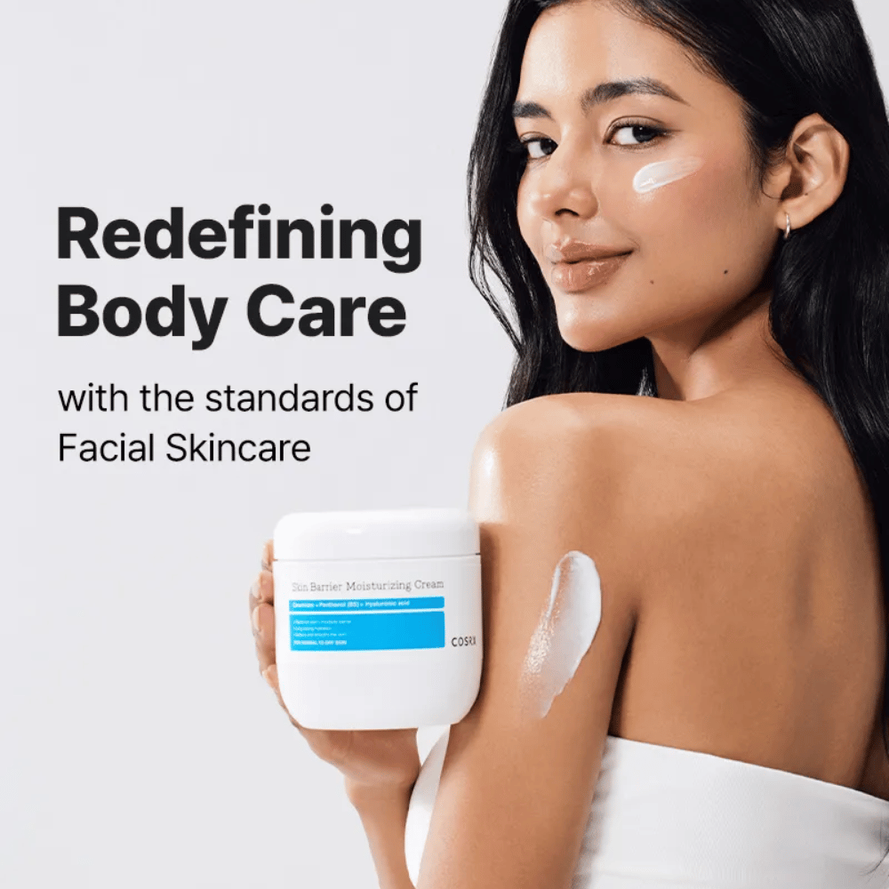 Kvinna applicerar COSRX Skin Barrier Moisturizing Cream – återfuktande kroppskräm inspirerad av ansiktsvård.