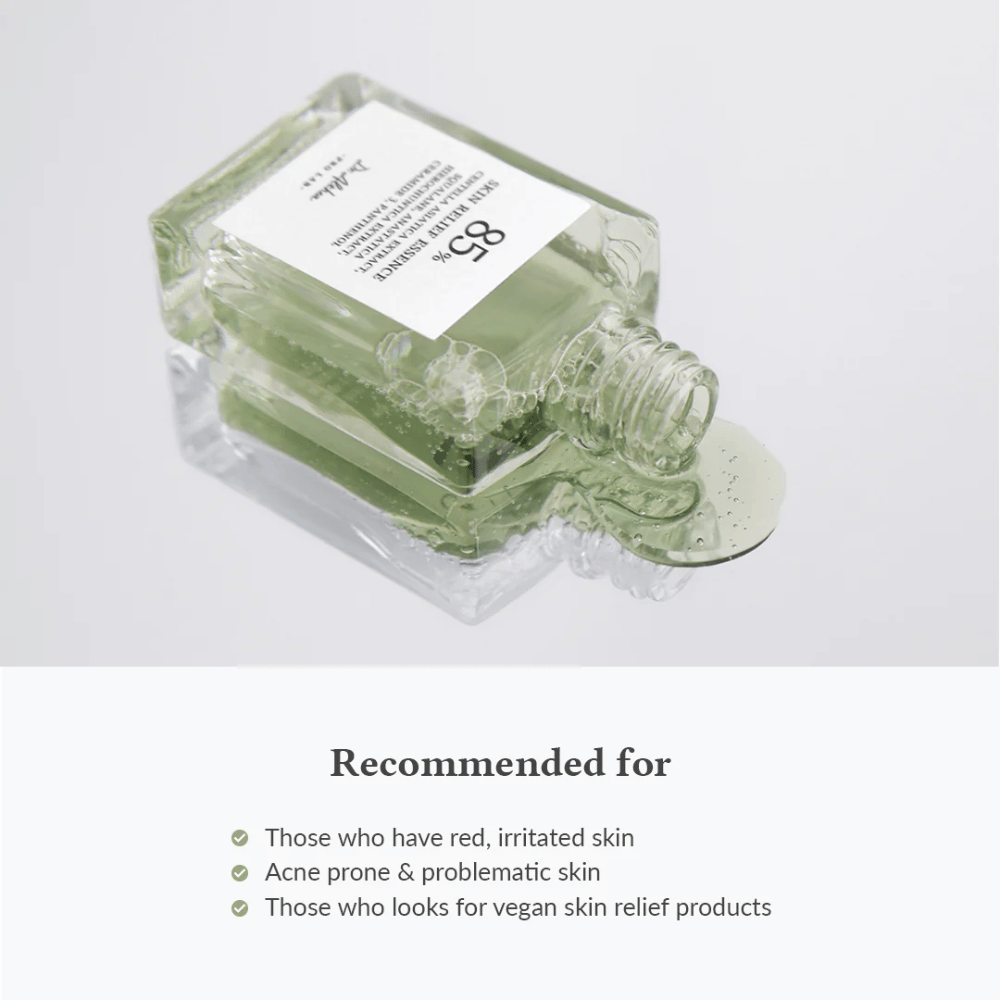 Dr. Althea Skin Relief Essence è sdraiato con il prodotto che fuoriesce. Raccomandato per pelle arrossata, irritata, incline all'acne e per chi cerca una cura della pelle vegana.