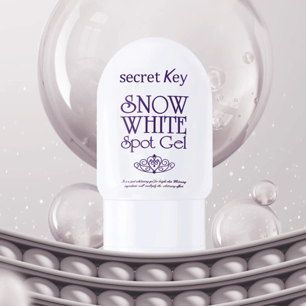 Secret Key Snow White Spot Gel in confezione bianca su sfondo con bolle e dettagli simili a perle.