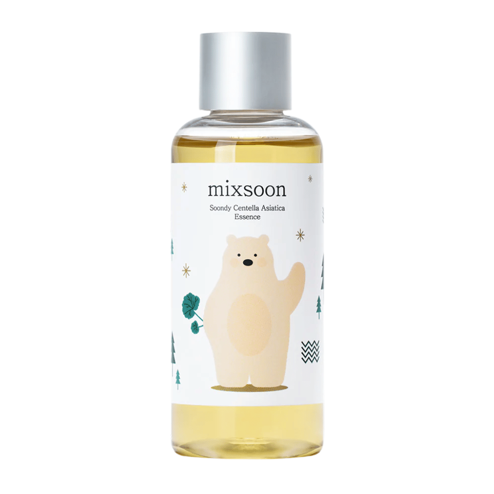 Immagine del prodotto di Mixsoon Soondy Centella Asiatica Essence in bottiglia trasparente con illustrazione di orso, su sfondo bianco.