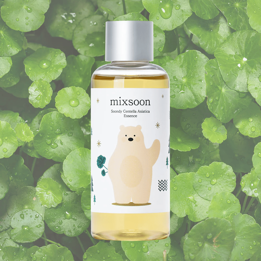 Mixsoon Soondy Centella Asiatica Essence bottiglia con illustrazione di orso, su sfondo di foglie verdi di centella.