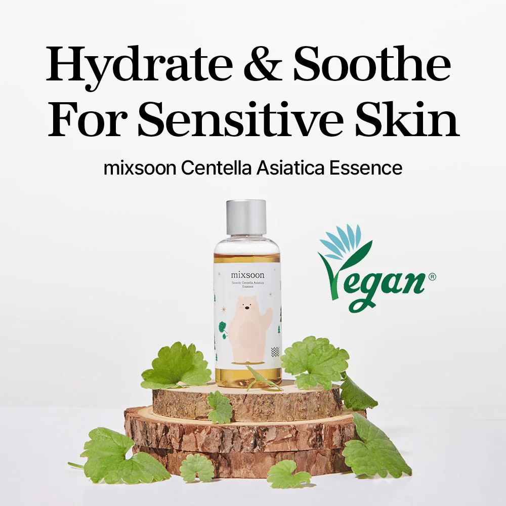 Mixsoon Centella Asiatica Essence con marchio vegano, bottiglia posizionata su tavola di legno con foglie verdi, testo “Idrata e lenisce per pelle sensibile”.