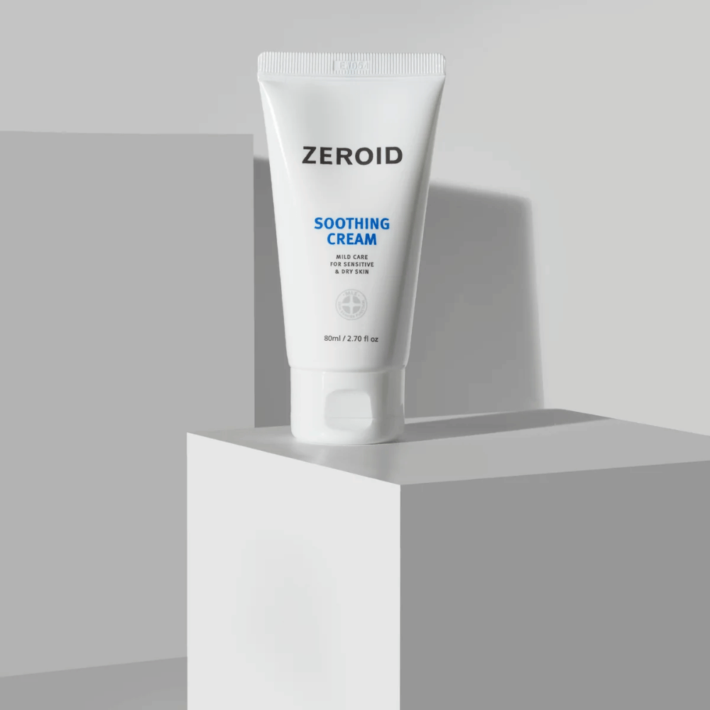 ZEROID Soothing Cream 80 ml su piedistallo per l'idratazione quotidiana della pelle secca e sensibile