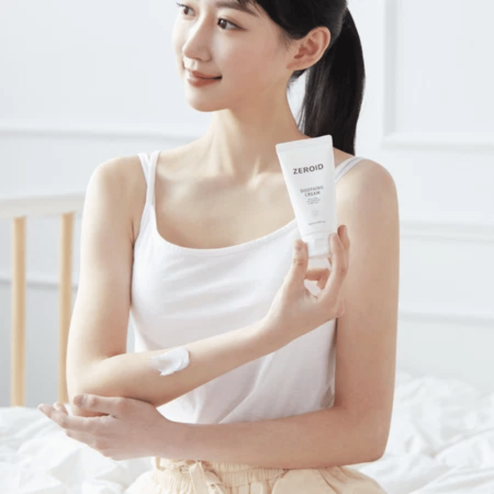 Persona applica ZEROID Soothing Cream sul braccio per lenire la pelle secca e sensibile