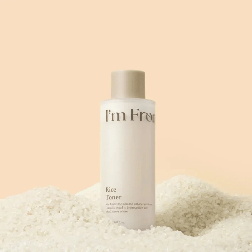 I'm From Rice Toner circondato dal riso che mette in risalto la formula idratante e illuminante