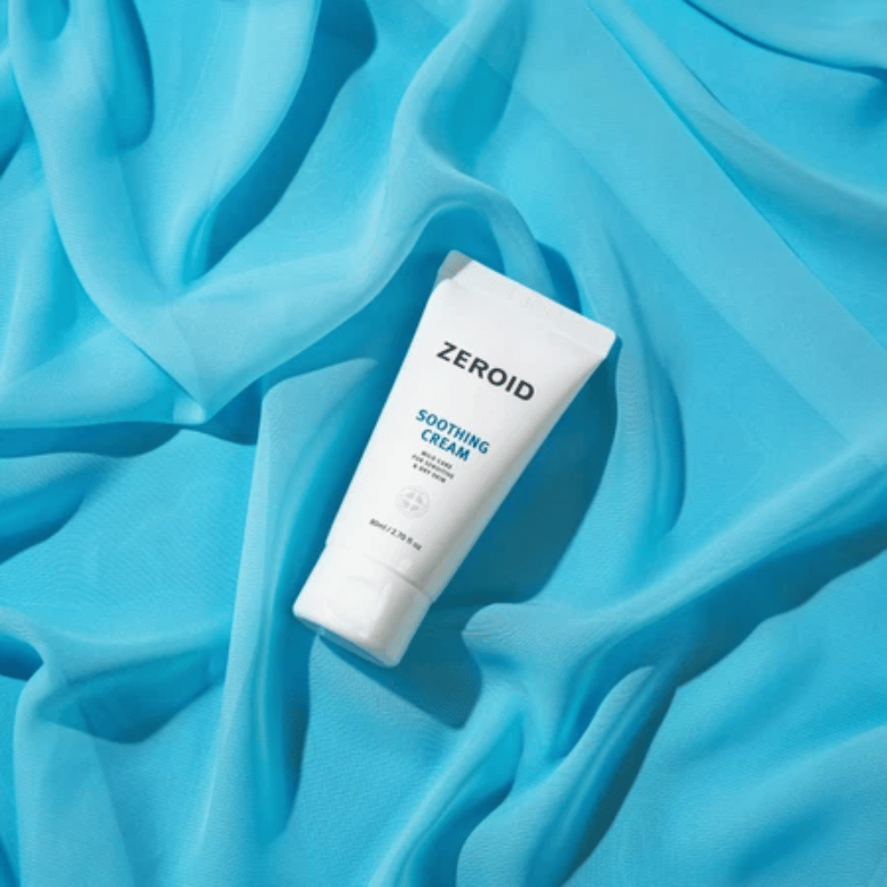 ZEROID Soothing Cream su sfondo blu che rafforza la barriera cutanea e idrata la pelle sensibile