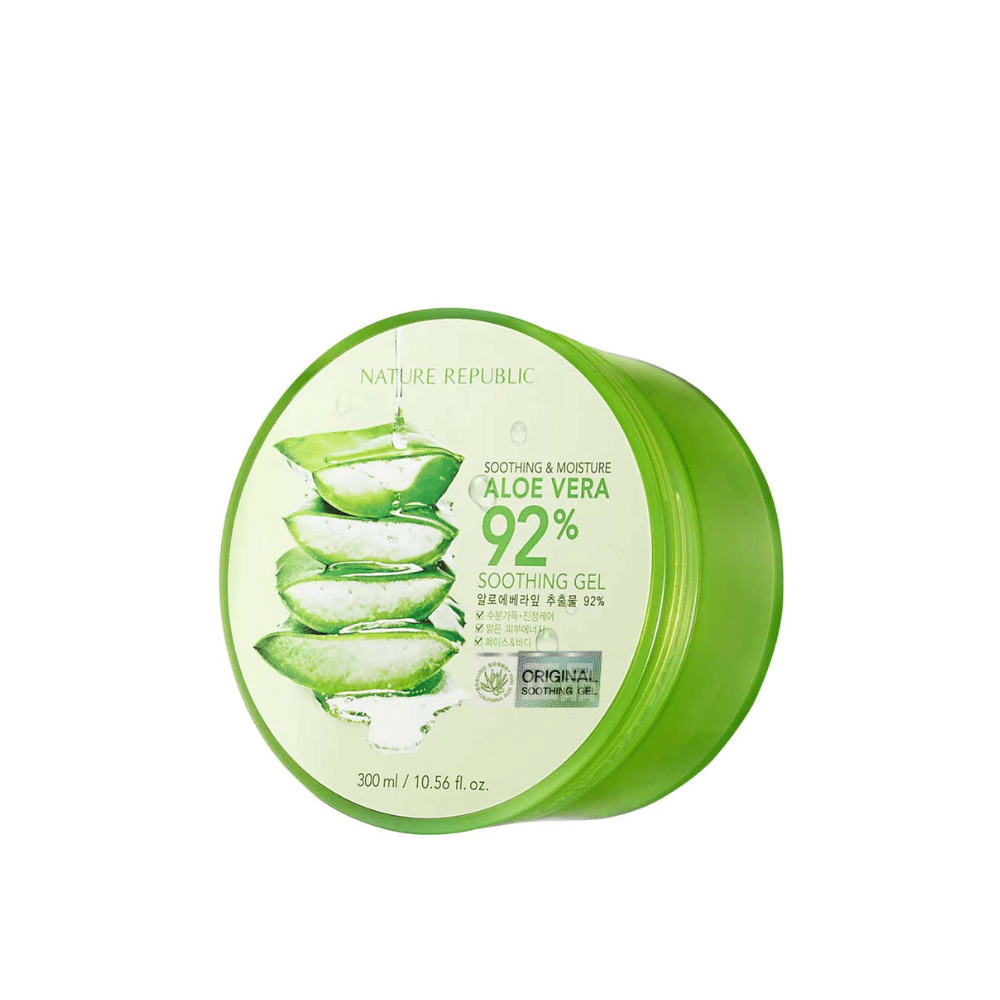 Un barattolo rotondo verde con Nature Republic Aloe Vera 92% Soothing Gel. La confezione mostra un'immagine di foglie di aloe vera e testo che descrive le proprietà lenitive e idratanti del prodotto. Il contenuto è di 300 ml (10,56 fl. oz).