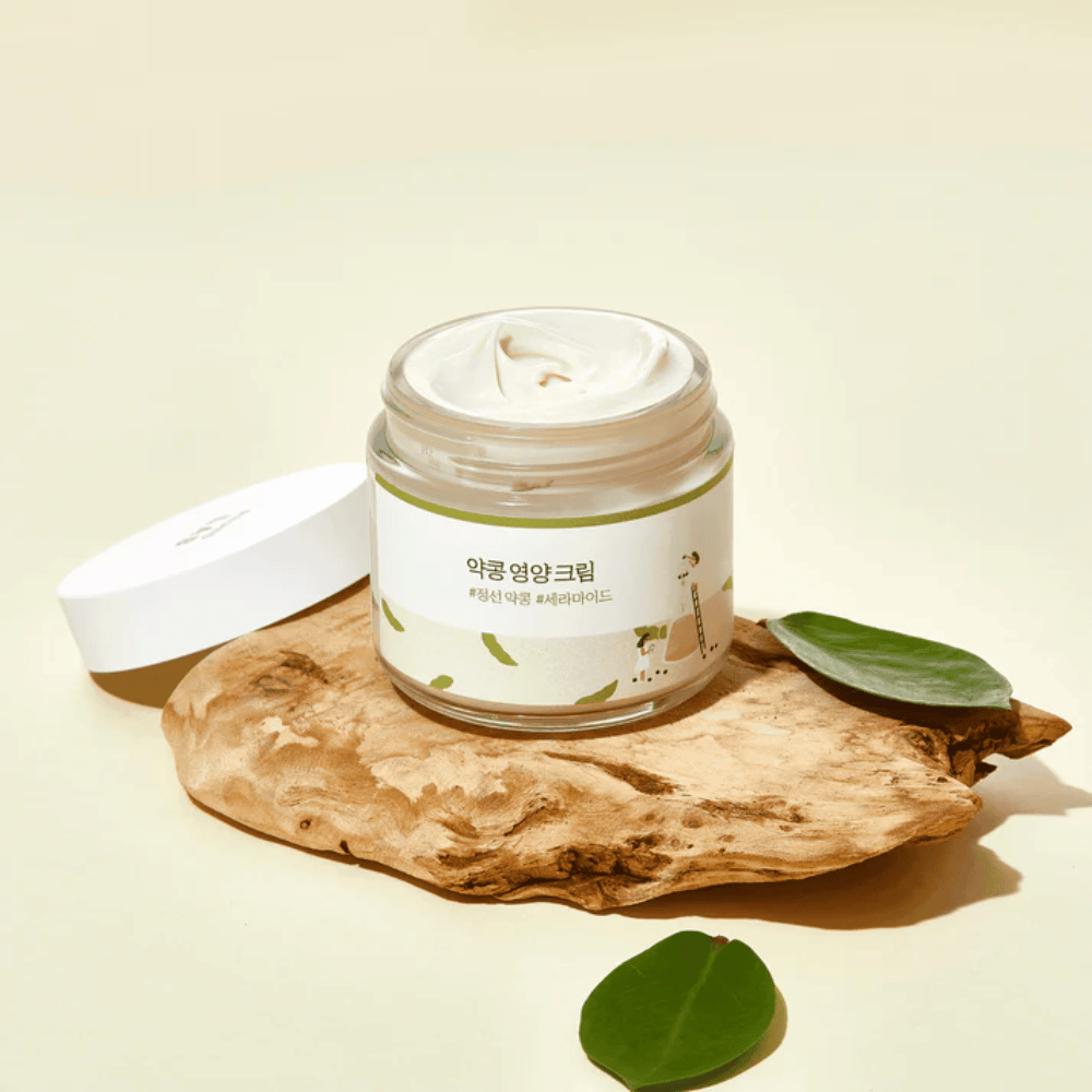 Mixsoon Soybean Nourishing Cream in barattolo aperto su un pezzo di legno con foglie verdi. Una crema nutriente con soia fermentata e ceramidi.