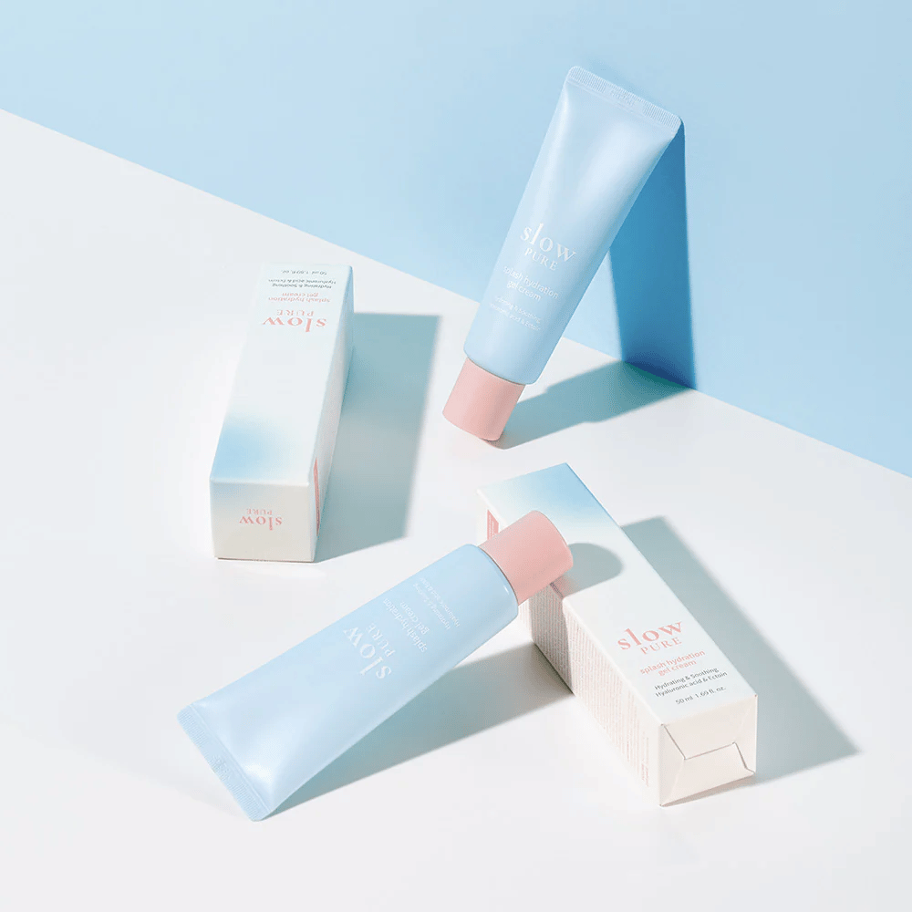Diverse tubi Slow Pure Splash Hydration Gel Cream con confezione in azzurro chiaro e bianco tonico viso.