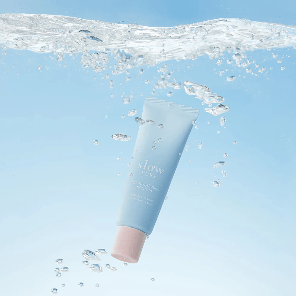 Slow Pure Splash Hydration Gel Cream avbildad under vatten, symboliserar intensiv återfuktning.