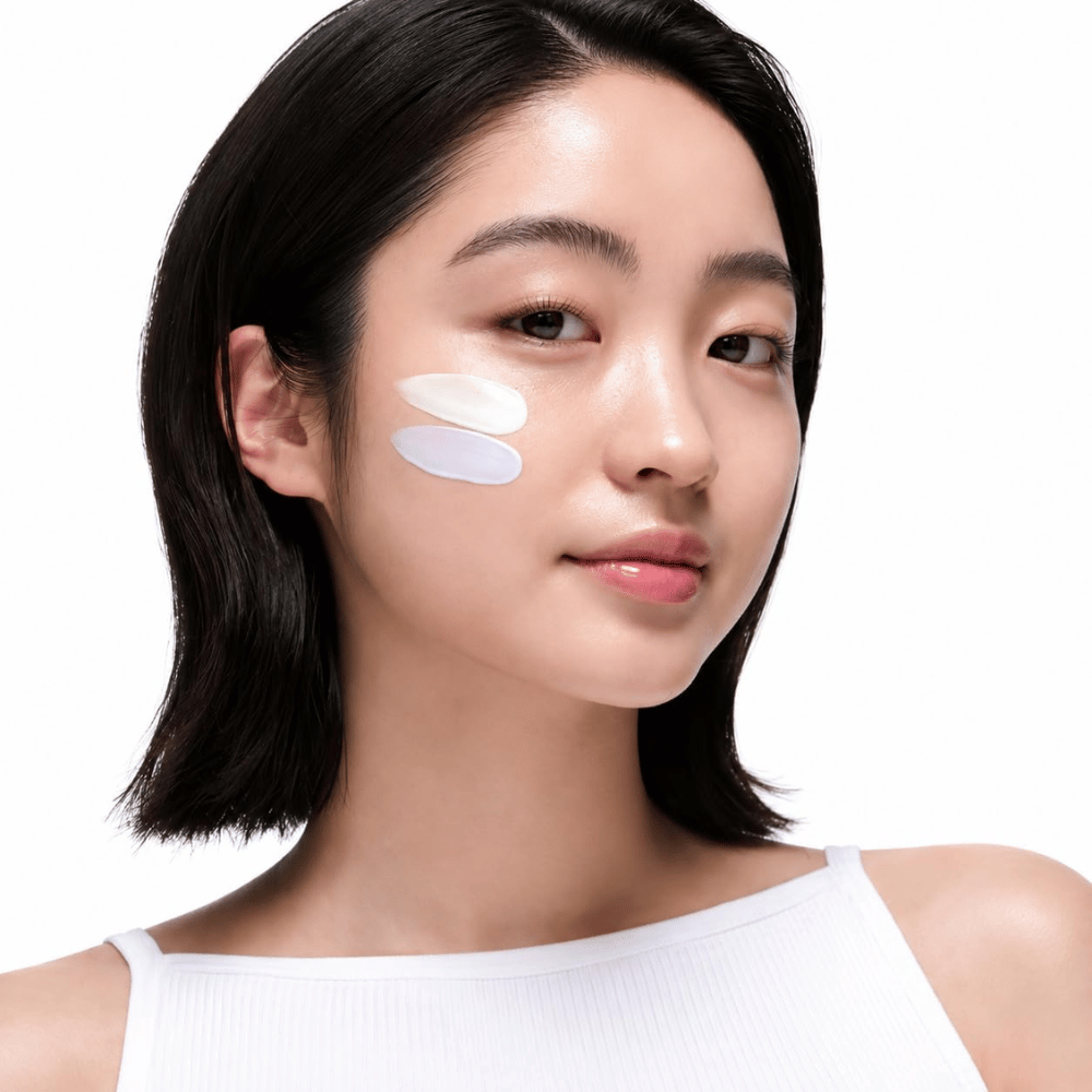2. Beauty of Joseon Stay Fresh Color Correcting Sunscreen SPF 50 – modella con crema solare correttiva del colore verde e viola sulla guancia