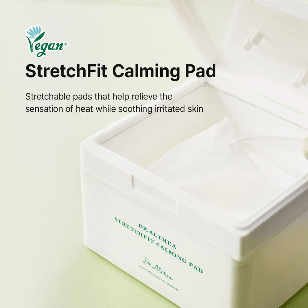 Immagine – lifestyle / confezione aperta (intenzione d’acquisto)
Dr. Althea Stretchfit Calming Pad nella confezione con dischetti idratanti che leniscono e si prendono cura della pelle sensibile.