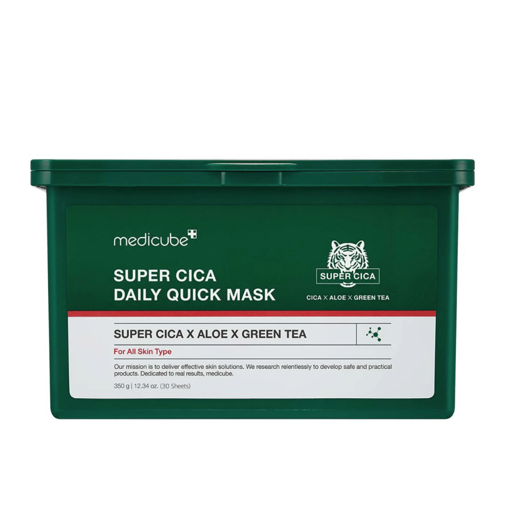 Contenitore di plastica verde con etichetta per medicube Super Cica Daily Quick Mask – una maschera viso con Cica, aloe e tè verde per idratazione quotidiana ed effetto lenitivo su tutti i tipi di pelle.