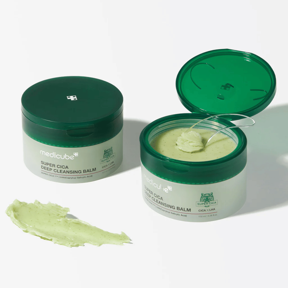 Medicube Super Cica Deep Cleansing Balm è un balsamo detergente profondo ideale per la pelle sensibile. Contiene Super Cica e LHA, che rimuovono efficacemente trucco, sporco e impurità, mentre calmano e curano la pelle.