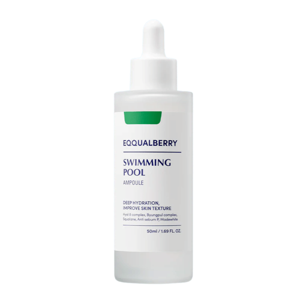 Bottiglia con Eqqualberry Swimming Pool Ampoule, una fiala idratante che migliora la texture della pelle, su uno sfondo bianco.