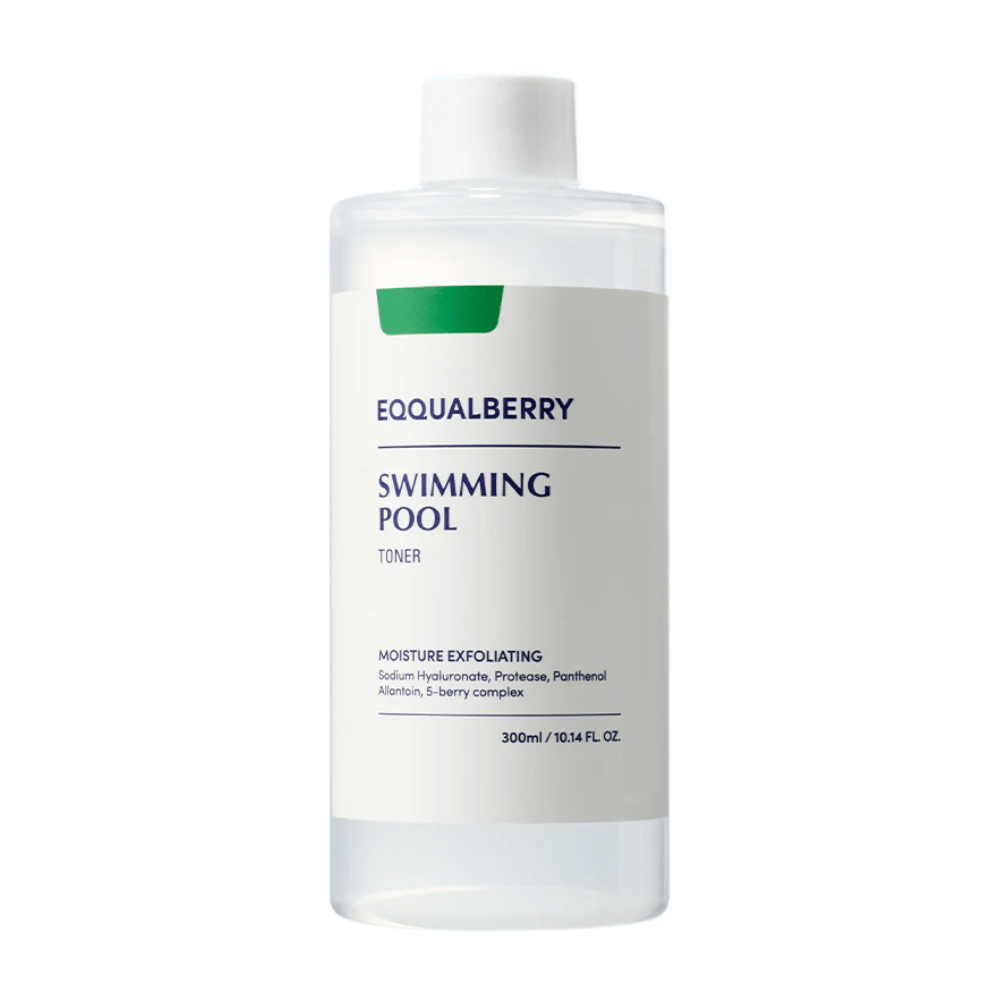 Equalberry Swimming Pool Toner in una bottiglia minimalista trasparente con etichetta bianca. Formula idratante ed esfoliante per una pelle fresca ed equilibrata.