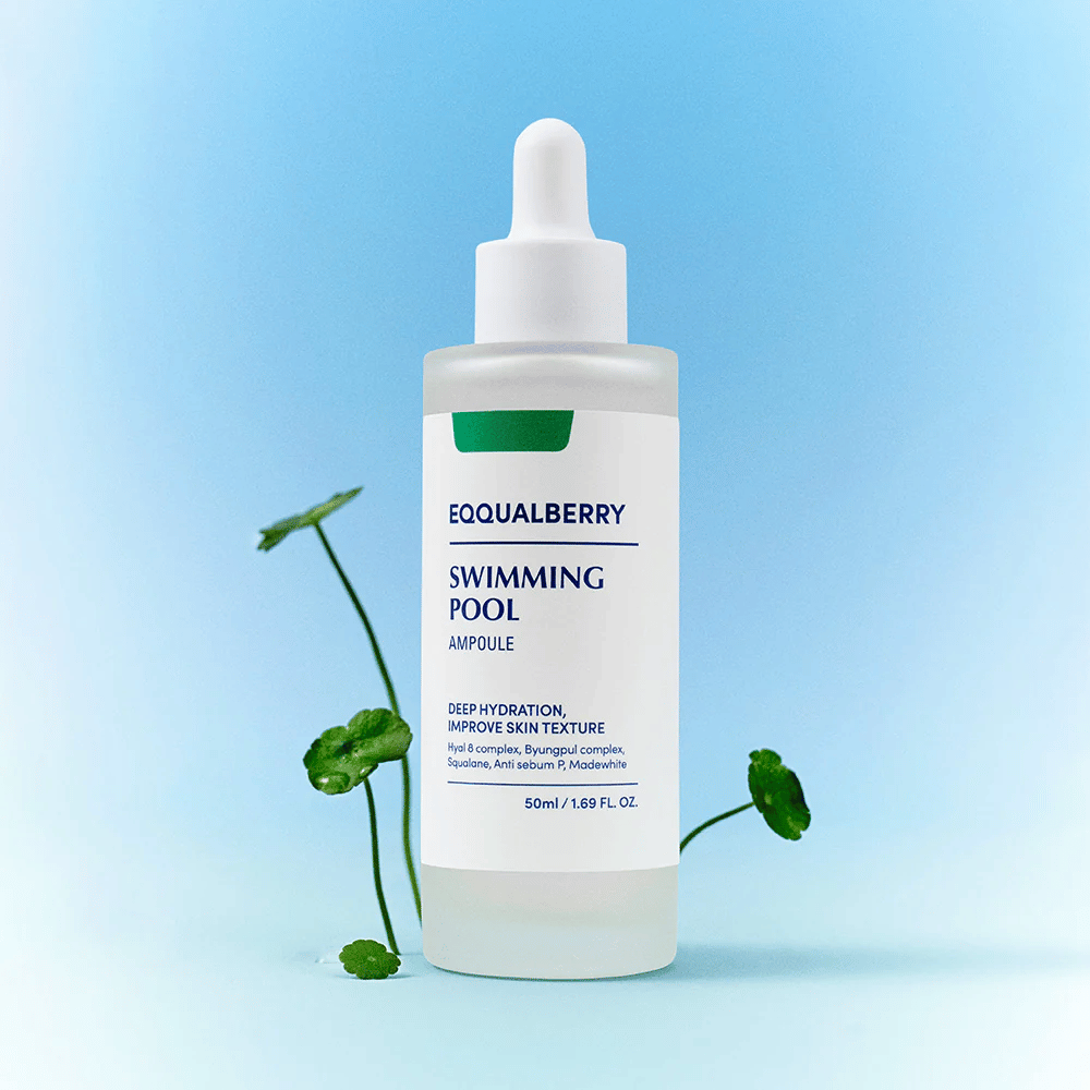 Bottiglia con Eqqualberry Swimming Pool Ampoule, un prodotto per la cura della pelle per un'idratazione profonda e una texture della pelle migliorata, posizionata su uno sfondo azzurro con alcune piante verdi in primo piano.