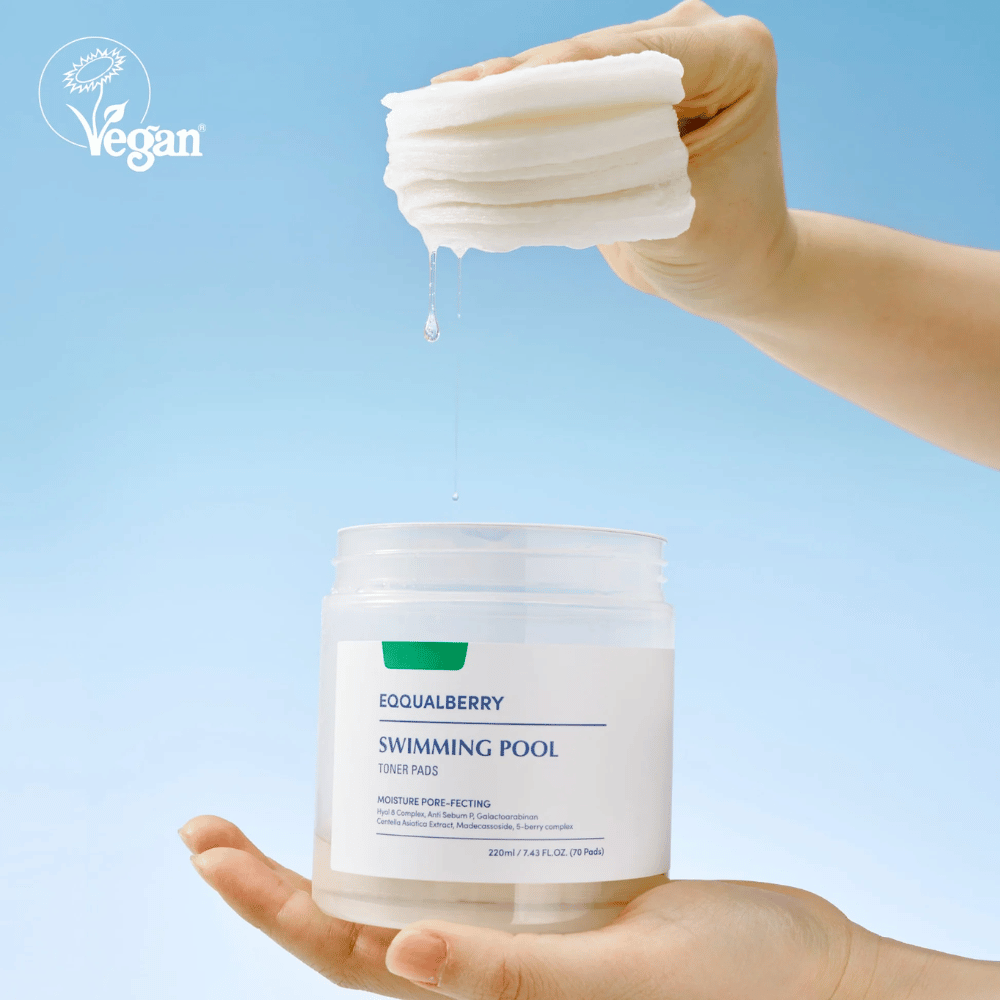 Equalberry Swimming Pool Toner Pads sono tamponi vegani e idratanti con un contenuto ricco di siero gocciolante – perfetti per rinfrescare e lenire la pelle.