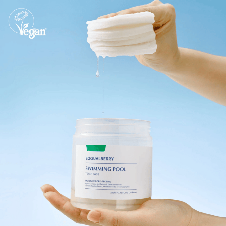 Equalberry Swimming Pool Toner Pads är veganska och återfuktande pads med ett droppande serumrikt innehåll – perfekt för att fräscha upp och lugna huden.