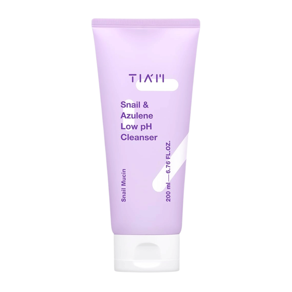 TIA'M Snail & Azulene Low pH Cleanser in tubo viola su sfondo bianco, 200 ml, una delicata detergente viso con secrezione di lumaca e azulene per pelli sensibili.