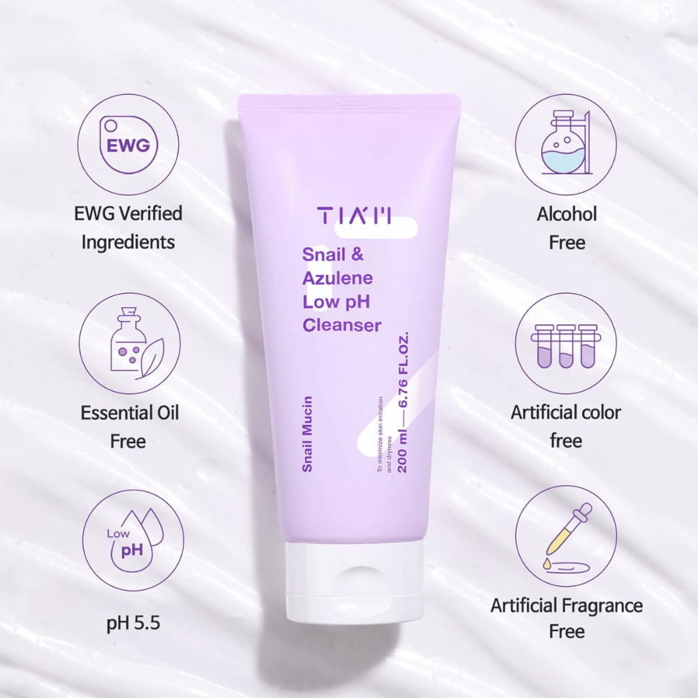 TIA'M Snail & Azulene Low pH Cleanser mostra simboli per ingredienti verificati EWG, basso livello di pH, e che il prodotto è privo di alcool, profumo, coloranti e oli essenziali.