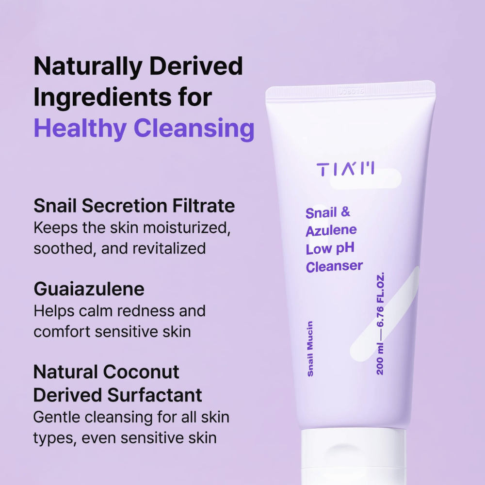 TIA'M Snail & Azulene Low pH Cleanser mostra ingredienti chiave come secrezione di lumaca, guaiazulene e tensioattivo a base di cocco – sostanze di origine naturale che idratano, calmano e puliscono la pelle delicatamente.