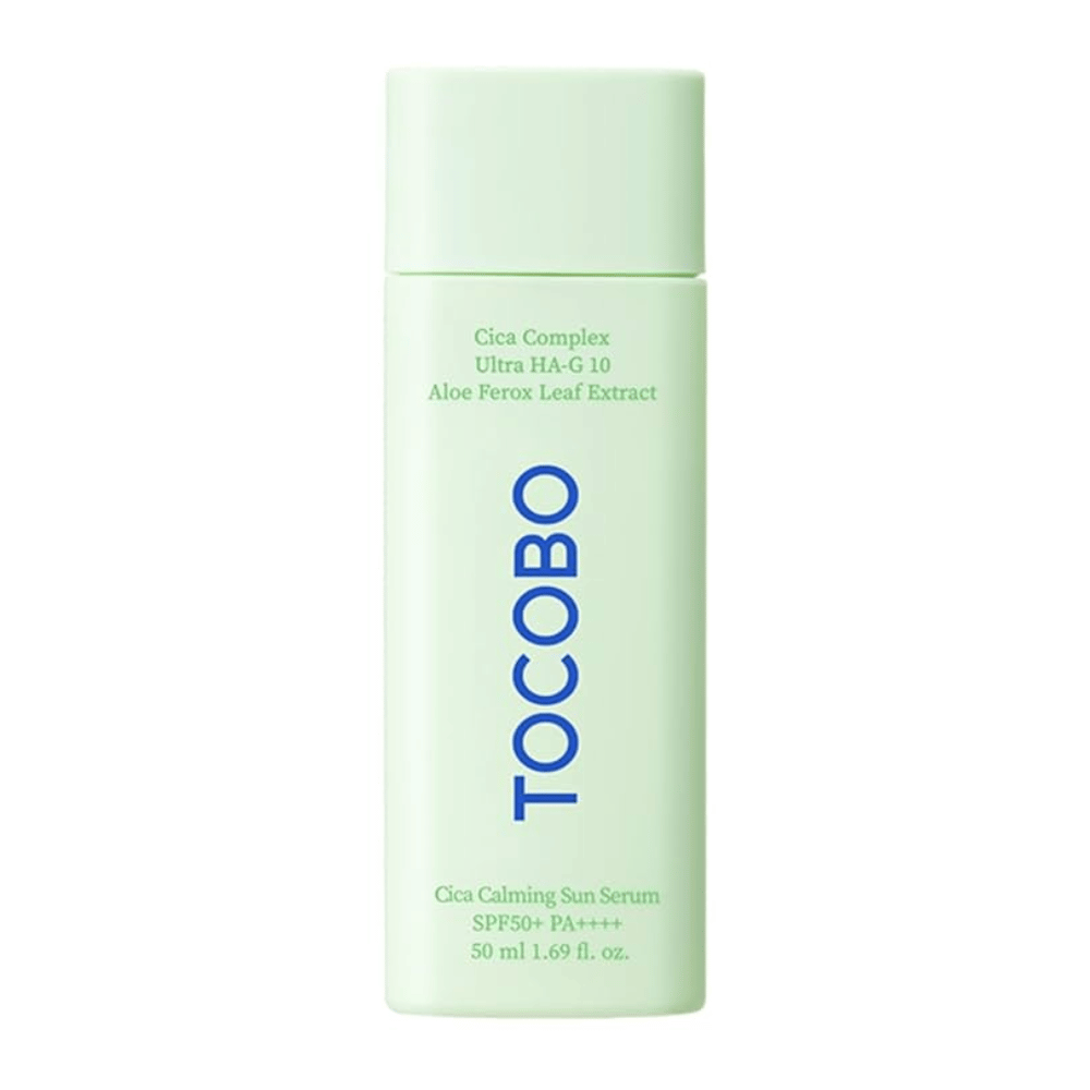 TOCOBO Cica Calming Sun Serum in una bottiglia verde menta con testo blu, SPF50+ PA++++, 50 ml.