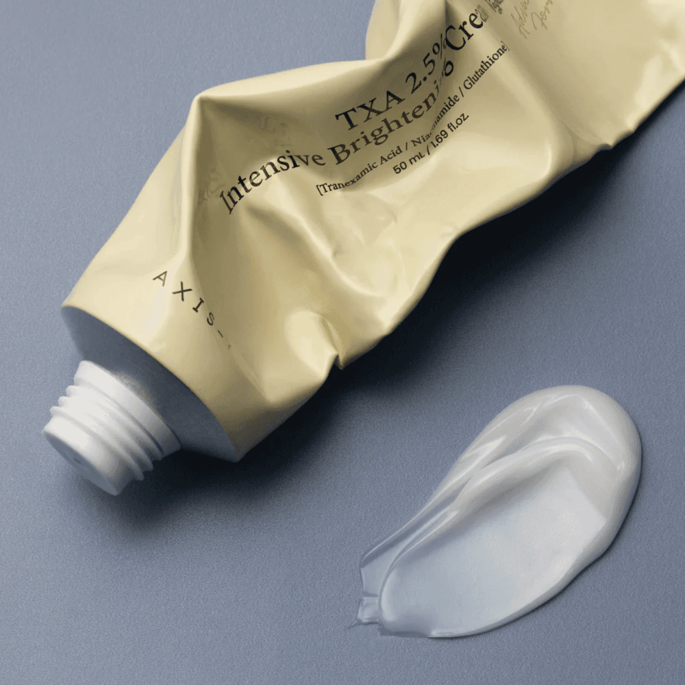 Immagine del prodotto con il tubetto e una noce di crema accanto per mostrare la consistenza morbida e cremosa e la formula idratante. Il focus è sul glow e sull’applicazione uniforme.