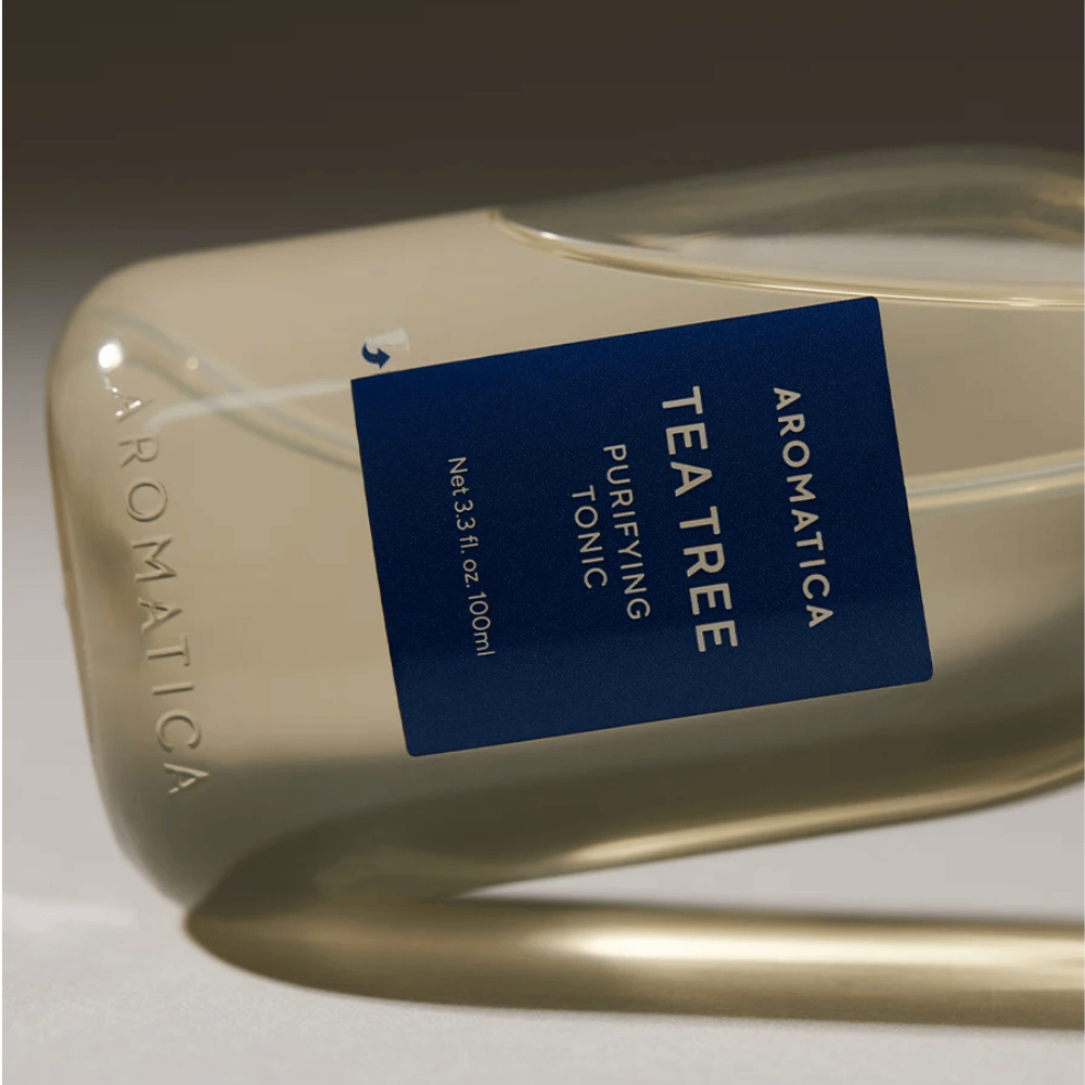 AROMATICA Tea Tree Purifying Tonic – primo piano del flacone e dell'etichetta del prodotto