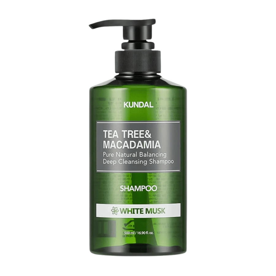Immagine pulita del prodotto scontornato di KUNDAL Tea Tree & Macadamia Deep Cleansing Shampoo White Musk con flacone verde trasparente e design con erogatore.