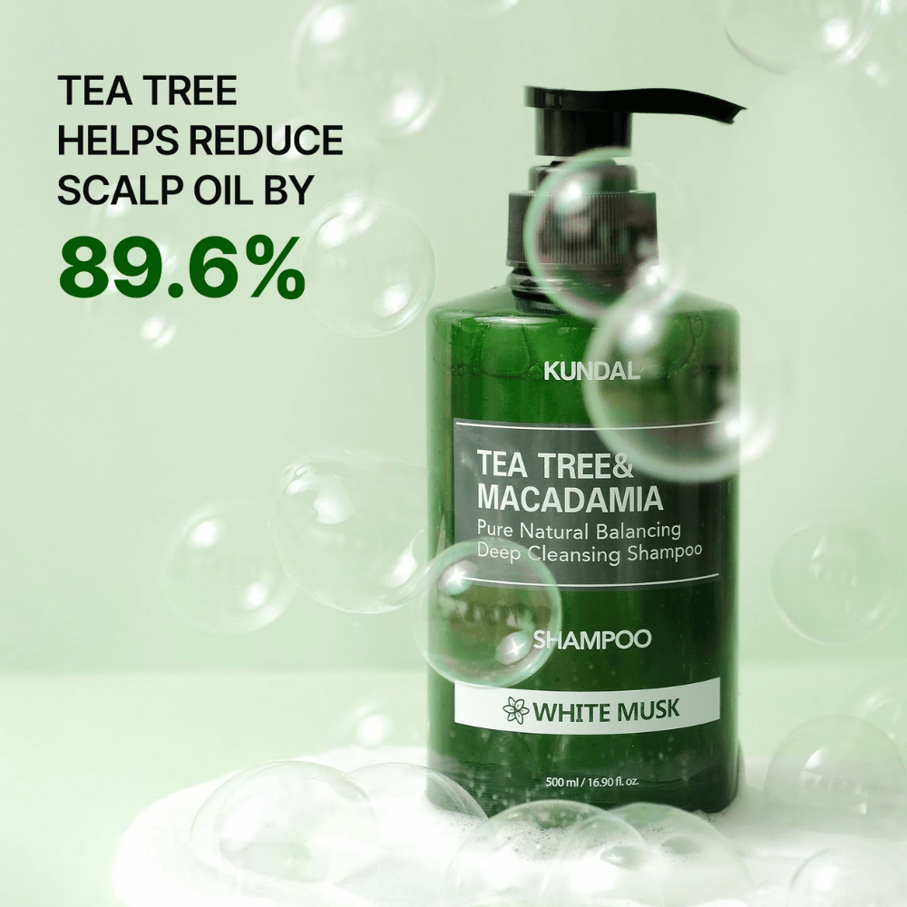 Immagine del prodotto con bolle e statistiche che mostrano che tea tree aiuta a ridurre l’eccesso di sebo sul cuoio capelluto per una sensazione di maggiore freschezza.