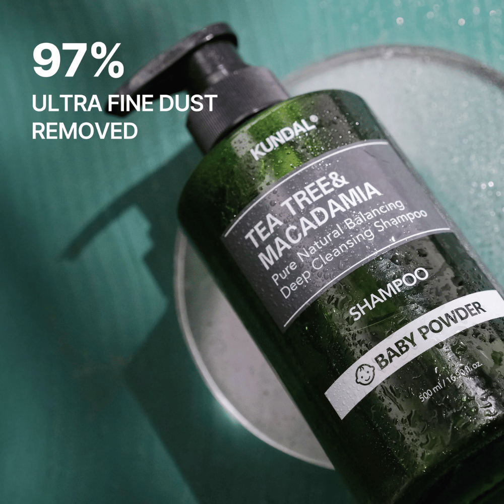 Primo piano di KUNDAL Tea Tree & Macadamia Shampoo con focus sulle proprietà detergenti profonde e sul fatto che il prodotto aiuta a rimuovere particelle ultrafini e sporco.