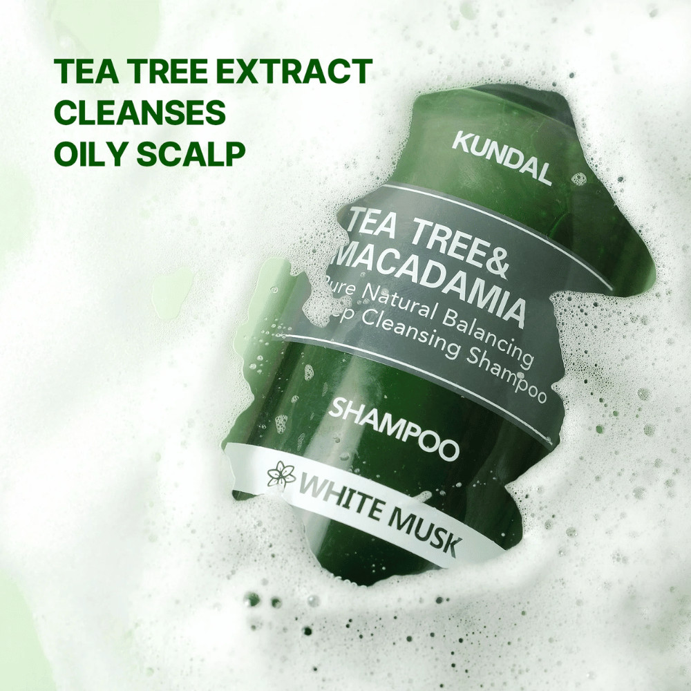 Immagine del prodotto con schiuma e testo che evidenzia l’effetto detergente dell’estratto di tea tree per il cuoio capelluto grasso e una cura bilanciata del cuoio capelluto.