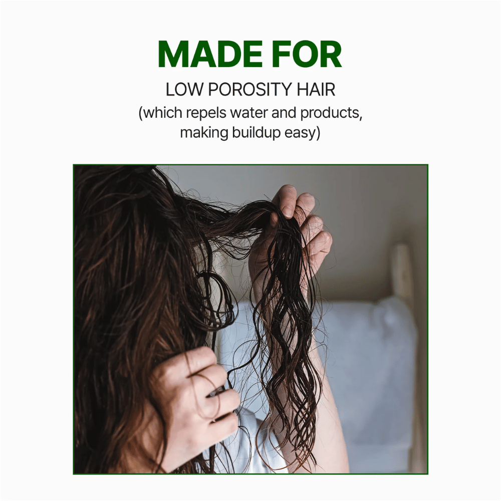 Immagine informativa sul fatto che lo shampoo è adatto ai capelli a bassa porosità e aiuta a ridurre i residui di prodotto e gli accumuli su capelli e cuoio capelluto.