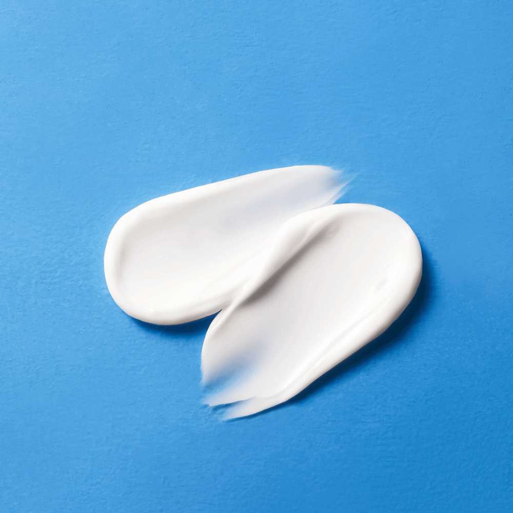 Primo piano di COSRX The Ceramide Skin Barrier Moisturizer texture – crema con ceramidi che idrata in profondità e migliora la barriera protettiva della pelle.