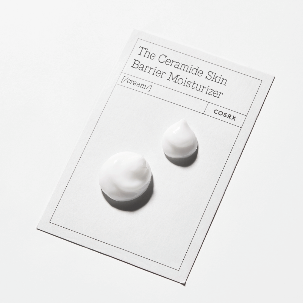 Texture della crema da COSRX The Ceramide Skin Barrier Moisturizer – crema viso emolliente che rinforza la barriera cutanea e contrasta la perdita di umidità.