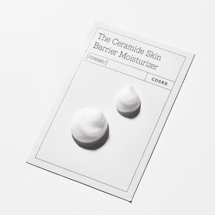 Texture della crema da COSRX The Ceramide Skin Barrier Moisturizer – crema viso emolliente che rinforza la barriera cutanea e contrasta la perdita di umidità.