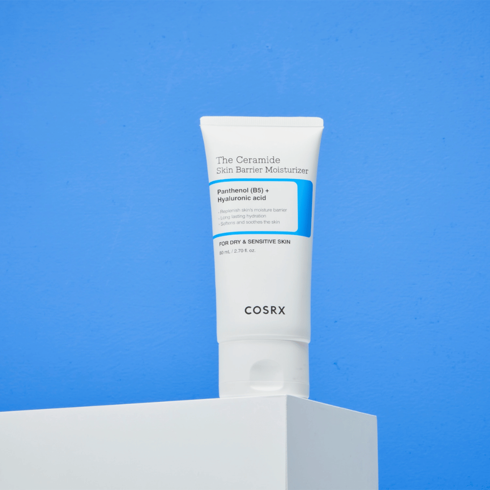 COSRX The Ceramide Skin Barrier Moisturizer su piedistallo – crema viso idratante con ceramidi, pantenolo e acido ialuronico per pelle secca e sensibile.